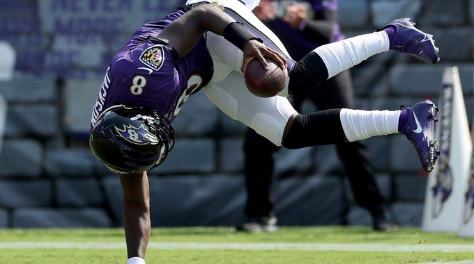 Touchdown acrobático de Lamar Jackson vira camisa nos Estados