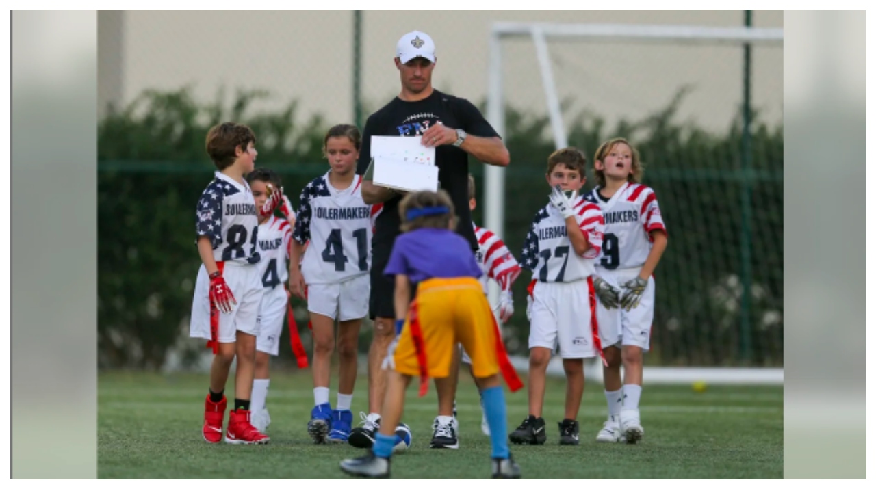 Drew Brees como coach del equipo de Flag donde juegan sus hijos / FOTO: New Orleans Saints