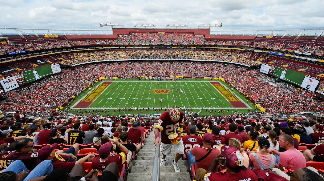 El Commanders Field en el primer partido de la temporada del año pasado. (Craig Hudson/Washington Post)