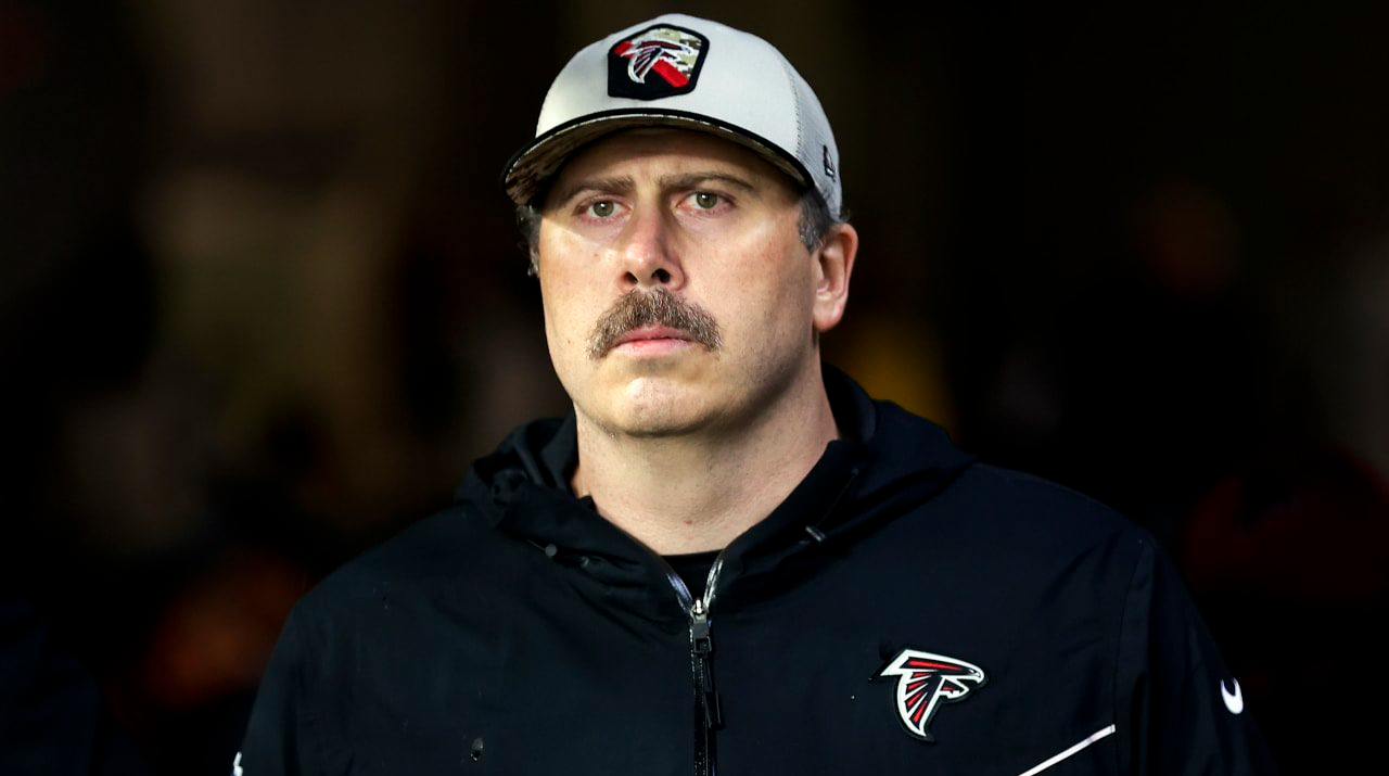 Pittsburgh Steelers confirma contratación de ex entrenador de Atlanta Falcons como coordinador ofensivo