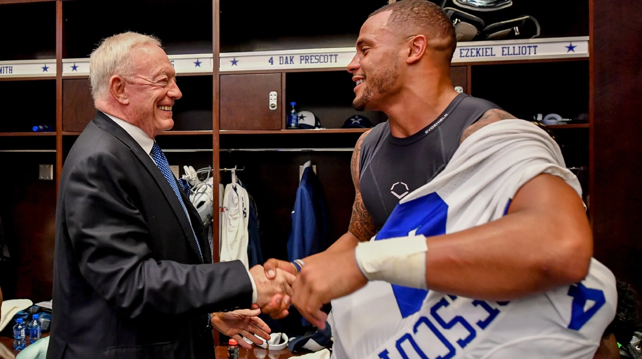 Dak Prescott ignora los comentarios de Jerry Jones, y se enfoca en su juego