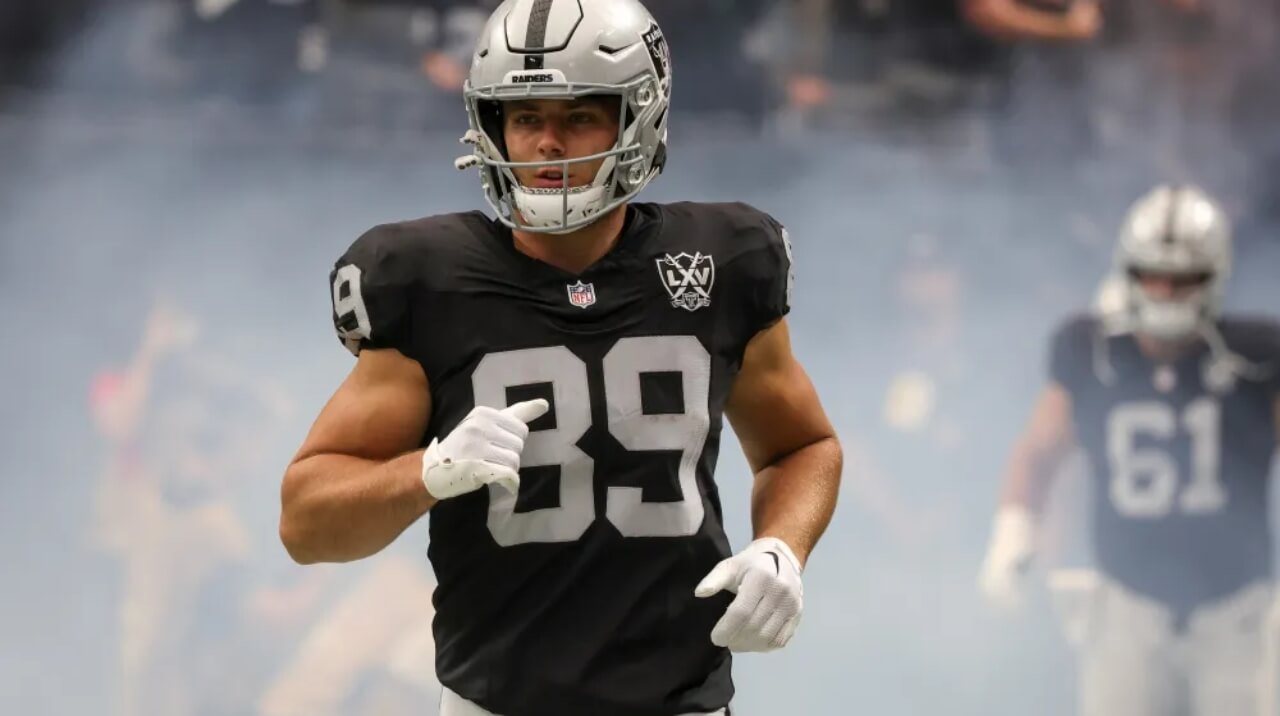 Estrella de Kansas City Chiefs elogia a Brock Bowers de Las Vegas Raiders