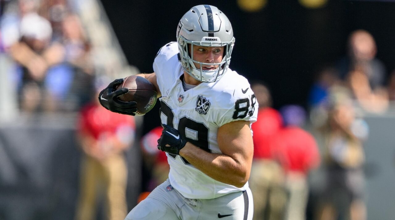 Brock Bowers rompe récord de la NFL a pesar de nueva derrota de Las Vegas Raiders