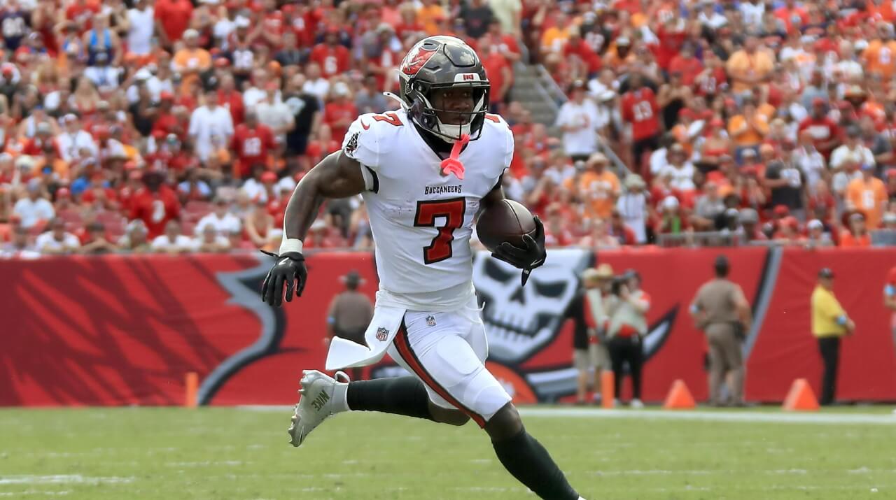 ¿Juega o no Bucky Irving hoy con Tampa Bay Buccaneers vs. Los Angeles Chargers?