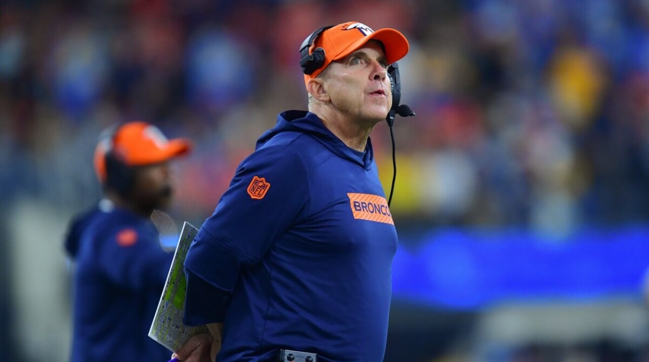 Sean Payton molesto con la 'cobertura fallida' de Denver Broncos contra Los Angeles Chargers