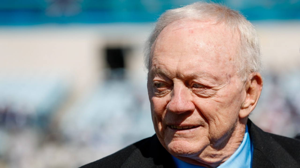 Jerry Jones contactó a Deion Sanders para el puesto de entrenador en Dallas Cowboys